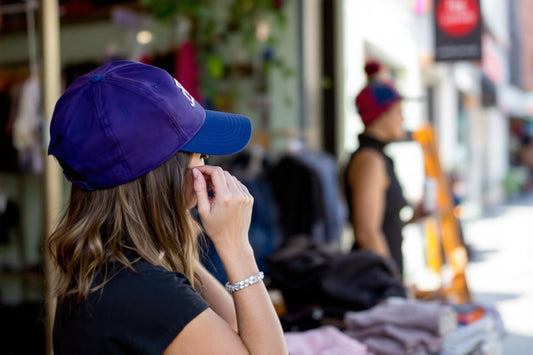 Quelle casquette choisir femme : guide complet pour trouver le modèle parfait en 2025