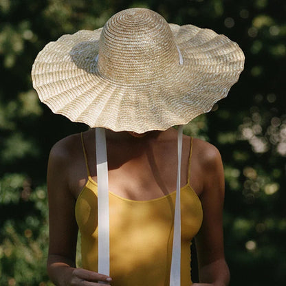 Chapeau de Paille Femme – Bord Large Ondulé avec Cordons