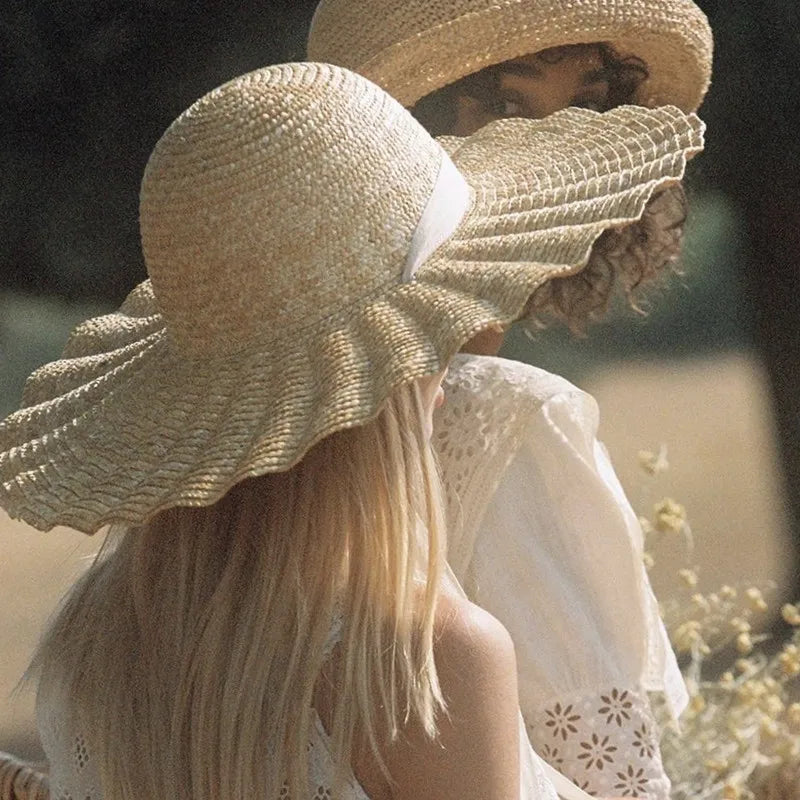 Chapeau de Paille Femme – Bord Large Ondulé avec Cordons