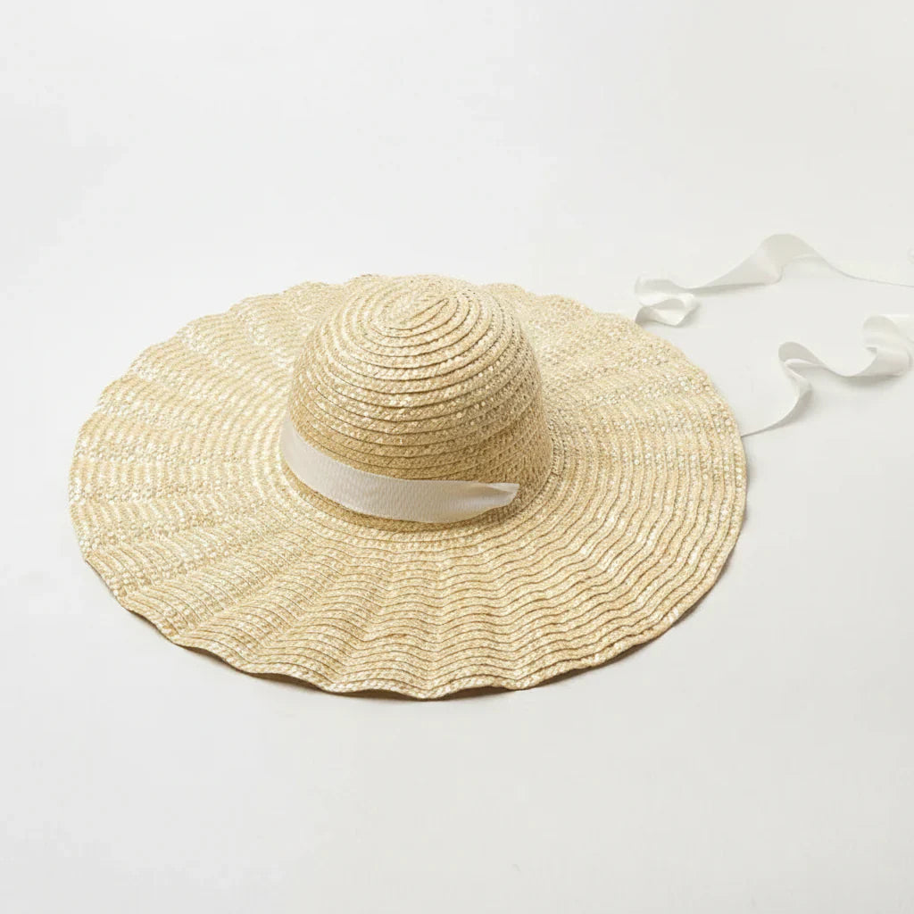 Chapeau de Paille Femme – Bord Large Ondulé avec Cordons