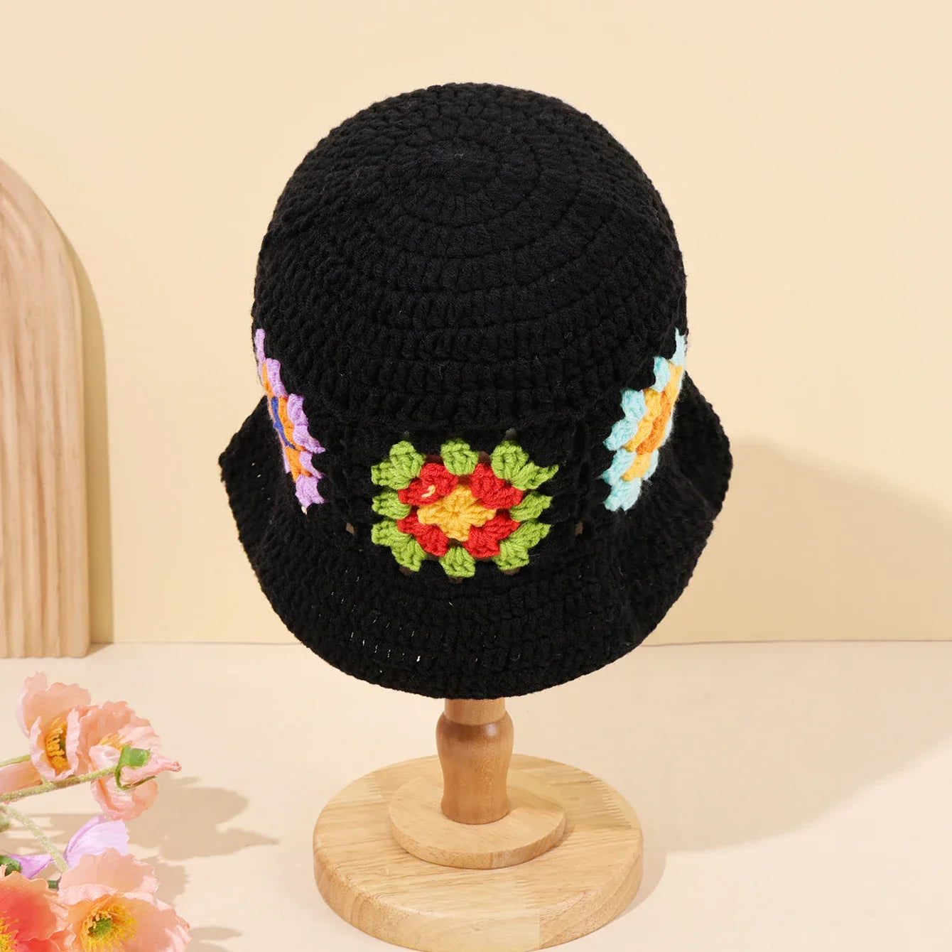 Bob Crochet Acrylique – Motif Floral Coloré